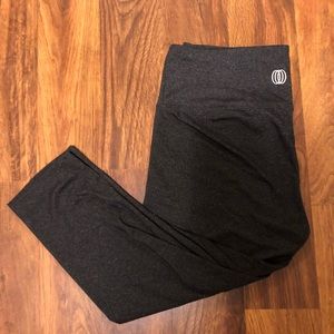 Heather black, flat waist Capri leggings